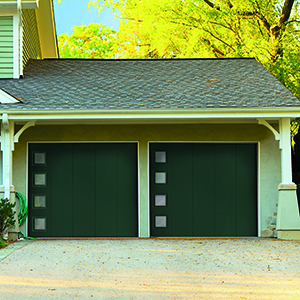 Portes de garage vertes sans motif. Option : hublots carrés encadrement PVC.
