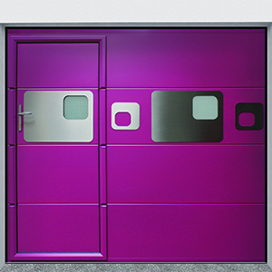 Porte de garage au panneau nervuré violet.
Option 1 : portillon sur la gauche.
Option 2 : hublots "rétro".