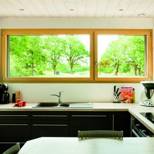 Fenêtre multi-matériaux, bois intérieur et alu extérieur. Ouverture à la française